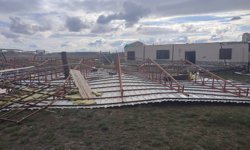 Pınarbaşı’da şiddetli rüzgar müstakil evin çatısını uçurdu