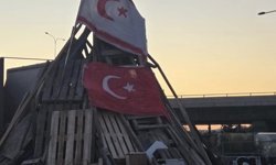 Güney Kıbrıs'taki Paskalya kutlamalarında, Türk bayrakları ve Hulusi Akar hedef alındı