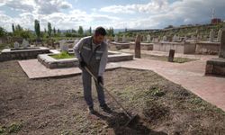 Melikgazi'de Mezarlıklar Bayram Ziyaretine Hazır Hale Getiriliyor