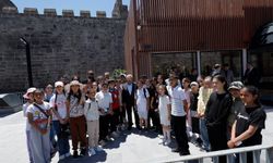 Başkan Büyükkılıç’a Tarihi Kayseri Kalesi’nde Çocuklardan Sıcak İlgi