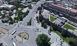Başkan Büyükkılıç’tan Cumhuriyet Meydanı’nda Tarihi Dokunuş