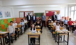 Başkan Özdoğan, Hacılar'da Karne Coşkusuna Ortak Oldu
