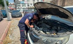 Otomobilin Motoruna Sıkışan Kedi İtfaiye Ekiplerince Kurtarıldı