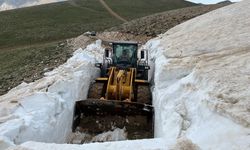 Yahyalı’da Karla Kaplı Yayla Yollarını Açma Çalışmaları Sürüyor