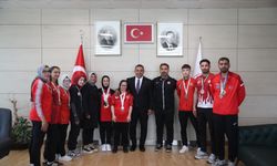 Hamza Yerlikaya, Şampiyonları Kutladı