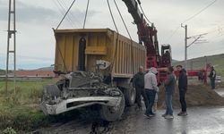 Tren ile Kamyon Çarpıştı: 2 Yaralı