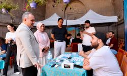 Rektör Fatih Altun, Tercih Danışmanlığı Standında Öğrenciler ile Buluştu