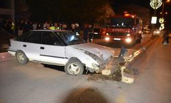 Kavşakta Kaldırıma Çarpan Otomobilin Sürücüsü Yaralandı