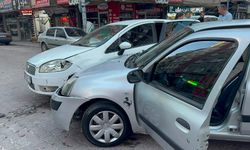 İki Otomobilin Çarpıştığı Kaza Hasara Neden Oldu
