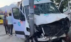 Develi’de Kontrolden Çıkan Minibüs Taksiyi Sürükledi: 2 Yaralı