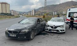 Kayseri’de İki Otomobil Çarpıştı: 2 Yaralı