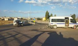 İşçi Servisi ile Hafif Ticari Araç Çarpıştı: 2 Yaralı