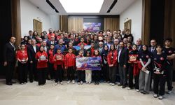Vali Çiçek, Başarılı Öğrenciler ve Öğretmenleri Tebrik Etti