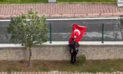 Kayseri’de İlkokul Öğrencisinden Türk Bayrağına Duyarlı Davranış