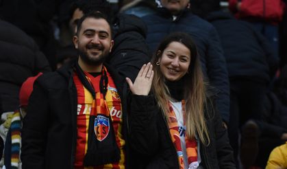 Kayserispor – Galatasaray maçında tribünde evlilik teklifi