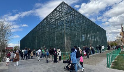 Buz pateni pisti ve hayvanat bahçesine bayramda yoğun ilgi
