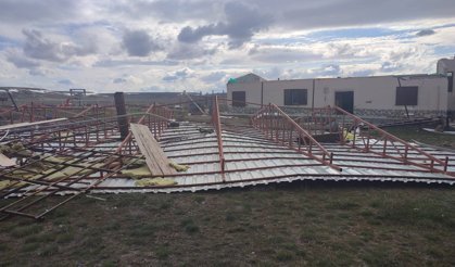 Pınarbaşı’da şiddetli rüzgar müstakil evin çatısını uçurdu