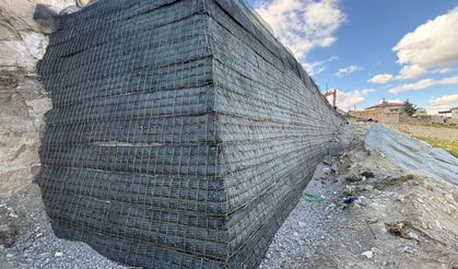 Heyelan Yaşanan Mahallede Geoduvar Yapımı Başladı