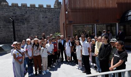 Başkan Büyükkılıç’a Tarihi Kayseri Kalesi’nde Çocuklardan Sıcak İlgi