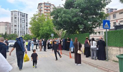 Okul Önünde Velilerin LGS Heyecanı