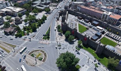 Başkan Büyükkılıç’tan Cumhuriyet Meydanı’nda Tarihi Dokunuş