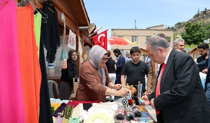 Bu Pazar Talas'ta Maharetli Eller Var