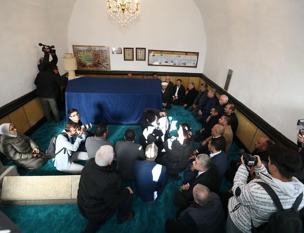 Vali Çiçek ve Büyükkılıç, Melik Mehmet Gazi'yi Kabri Başında Dualarla Andı
