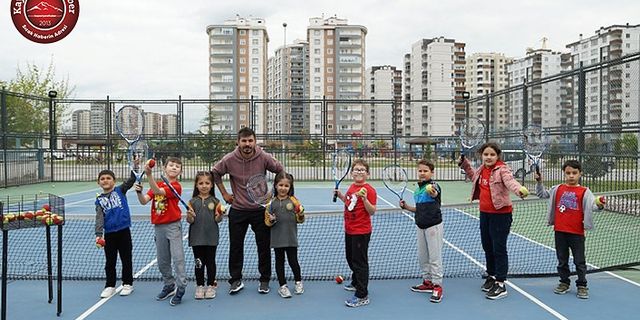 Melikgazi'de Tenis Kursları Devam Ediyor