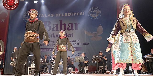 Türk Dünyası Dans ve Müzik Topluluğu Sahne Aldı