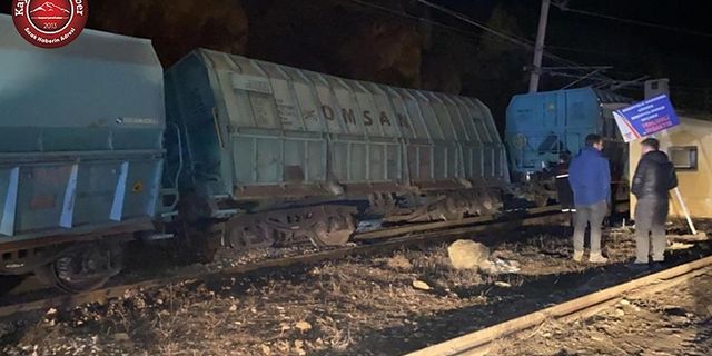 TREN DEVRİLDİ ANKARA-KAYSERİ KAPANDI