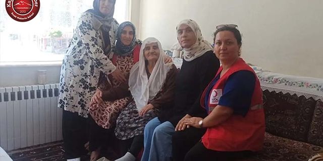 KIZILAY KADIN GÖNÜLLÜLERİ EV ZİYARETİNDE BULUNDULAR