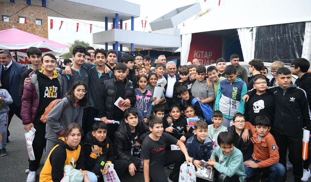 Başkan Büyükkılıç, Fuarda Kitapseverlerle Buluştu