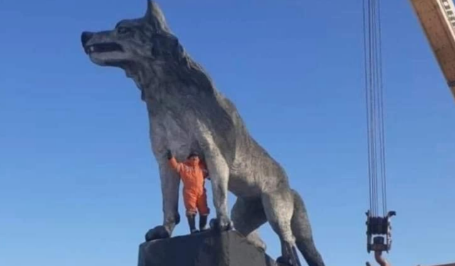 Kazakistan'daki bozkurt işareti yapan heykel gerçek mi?