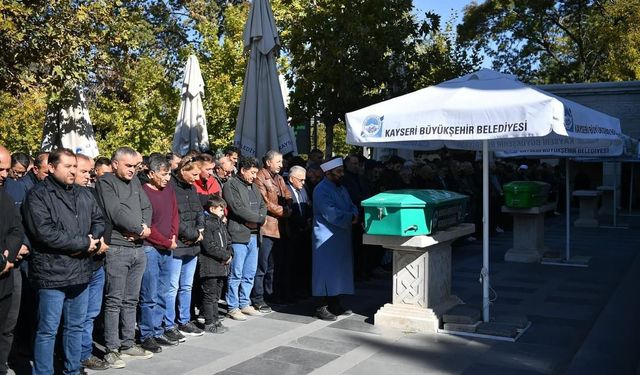 Özel halk otobüsünün açık kapısından düşen şahıs yaşam savaşını kaybetti