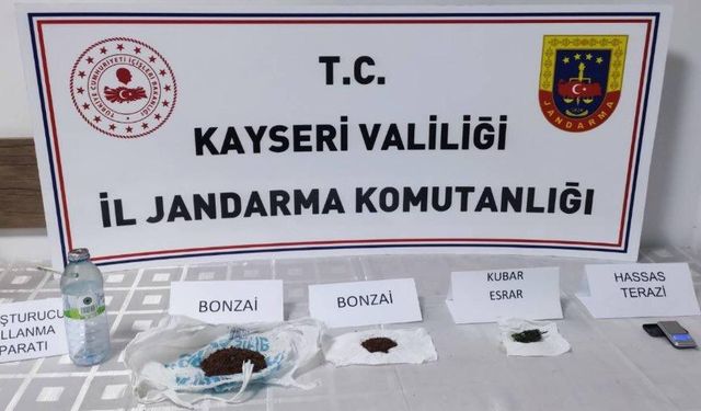 Jandarmadan büyük operasyon: Aranan şahıslar ve uyuşturucu maddeler ele geçirildi