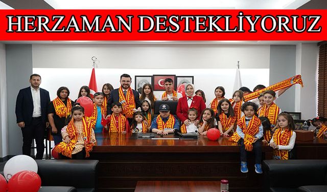 Başkan Okandan'dan  minik ziyaretçilere hediye
