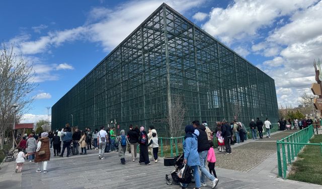 Buz pateni pisti ve hayvanat bahçesine bayramda yoğun ilgi
