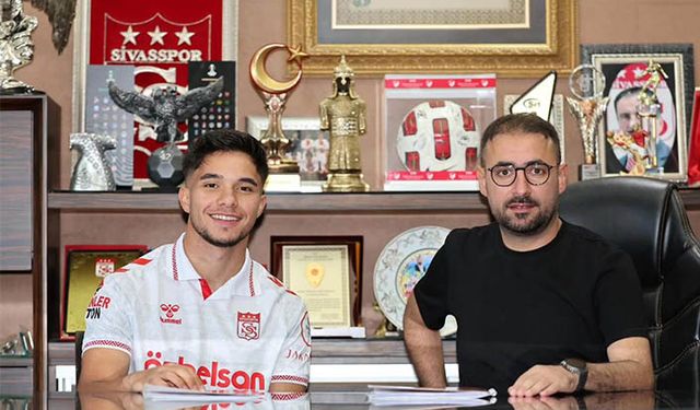 Sivasspor, Kayserili genç futbolcu ile profesyonel sözleşme imzaladı