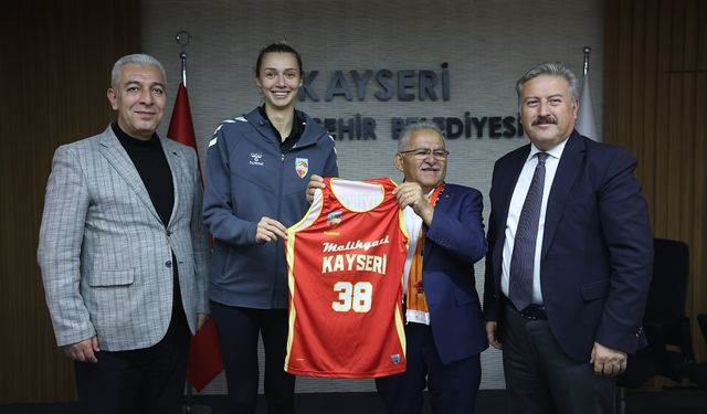 Başkan Büyükkılıç, Melikgazi Kayseri Kadın Basketbol Takımını Ağırladı