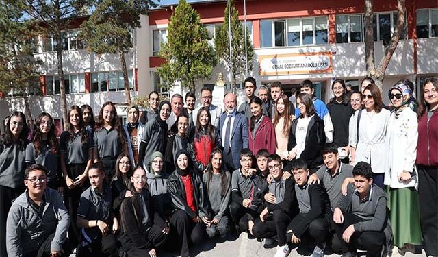 Başkan Çolakbayraktar: “Gençlerimizin gücüyle geleceğin  Türkiyesi'ni inşa ediyoruz ”