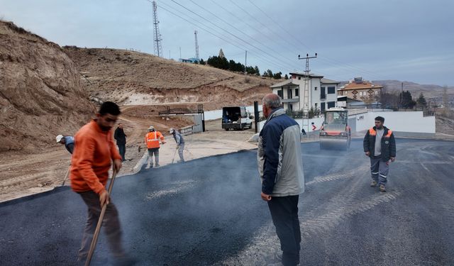 73.065 ileti dizisinden 1. Büyükşehir'den Özvatan Küpeli Mahallesi'nde 5 Bin 300 Ton Sıcak Asfalt ile Konforlu Ulaşım