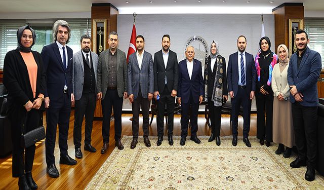 Başkan Büyükkılıç, Kayseri'nin İlk Kadın İlçe Başkanı Kahraman ve Yönetimini Ağırladı