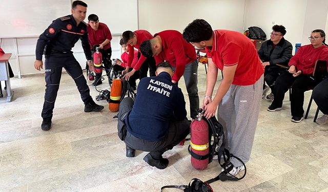 Büyükşehir İtfaiyesi'nden Stajyer Lise Öğrencilerine Eğitim Desteği