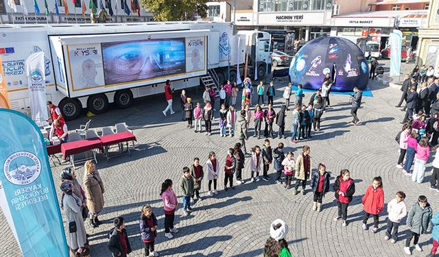 Büyükşehir'in Bilim ve Teknoloji Hizmeti Mobil Dijital Gençlik Merkezi'nin İlk Durağı İncesu Oldu