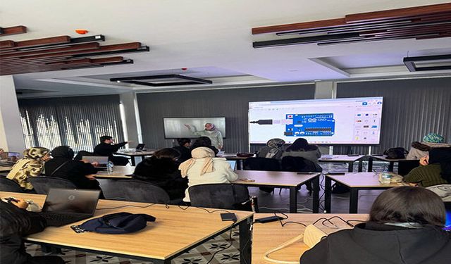 Başkan Büyükkılıç'ın Genç Dostu Projesi Bilişim Akademisi'nde Fen Bilgisi Öğretmen Adaylarına