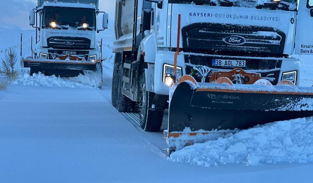 Büyükşehir Karla Mücadele Ekipleri 10 İlçede Toplam 126 Mahalle Yolunu Ulaşıma Açtı