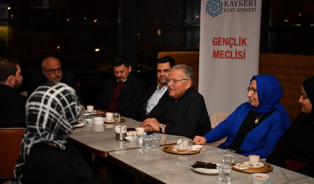 Başkan Büyükkılıç'tan Gençlerle Çay, Kahve Eşliğinde Samimi Sohbet