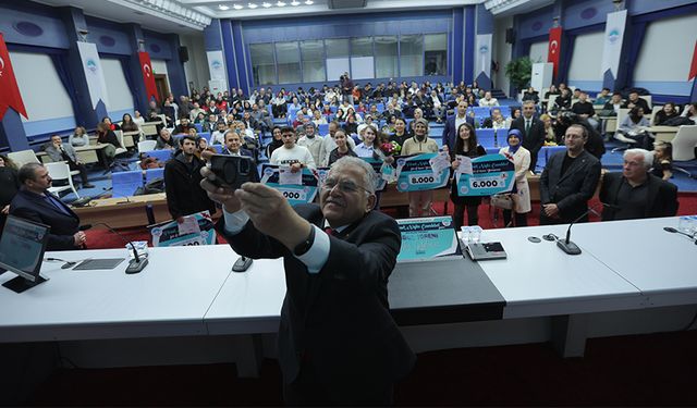 Büyükkılıç, 582 Gencin Katıldığı Şiir Okuma Yarışmasında Ödülleri Takdim Etti