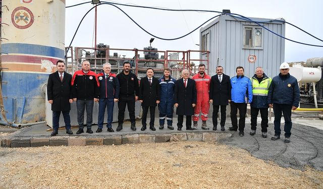 Vali Çiçek ve Başkan Büyükkılıç, Elmalı Jeotermal Kaynaklı Sera OTB’yi inceledi