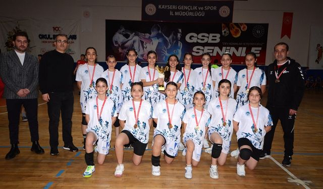 Büyükşehir Spor A.Ş. kız hentbol takımı Kayseri şampiyonu oldu